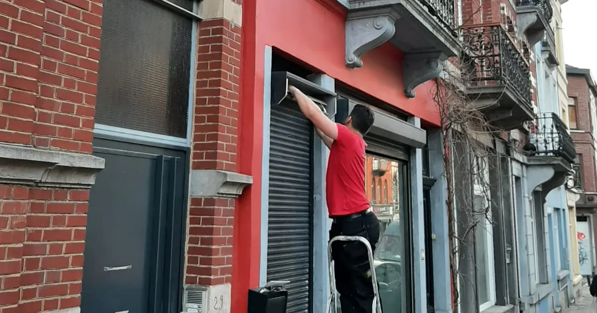 Intervention sur volet roulant à Ixelles : attaches désaxées remises en place par Rolet