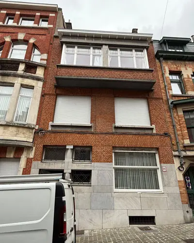Volets aluminium électriques blancs après remplacement au premier étage à Schaerbeek, résultat uniforme et moderne